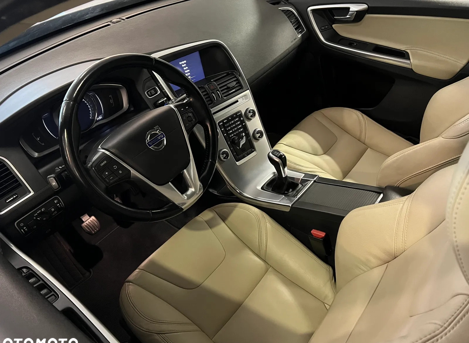 Volvo XC 60 cena 125700 przebieg: 162000, rok produkcji 2017 z Stawiszyn małe 172